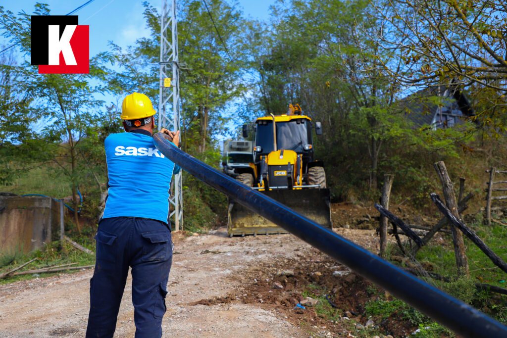 SASKİ ekiplerinin Akyazı’da içme suyu hattı yenileme çalışması sırasında boru taşıdığı an