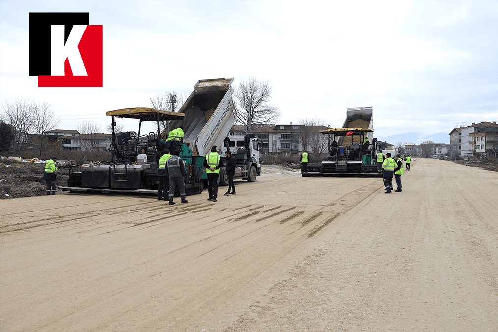Sakarya Büyükşehir Belediyesi ekipleri Alparslan Türkeş Caddesi’nde asfalt öncesi PMT serimi gerçekleştiriyor
