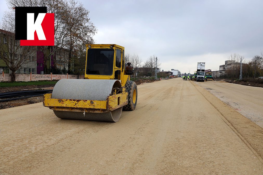 Alparslan Türkeş Caddesi’nde üstyapı çalışmaları kapsamında yol silindiri ile zemin sıkılaştırma işlemi yapılıyor