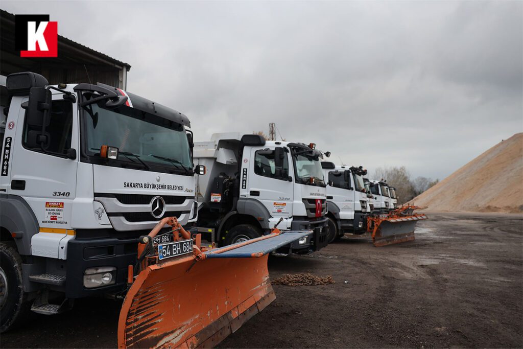 Sakarya Büyükşehir Belediyesi kar yağışına karşı yüksek kesimlerde kar küreme ve tuzlama araçlarını hazır bekletiyor.