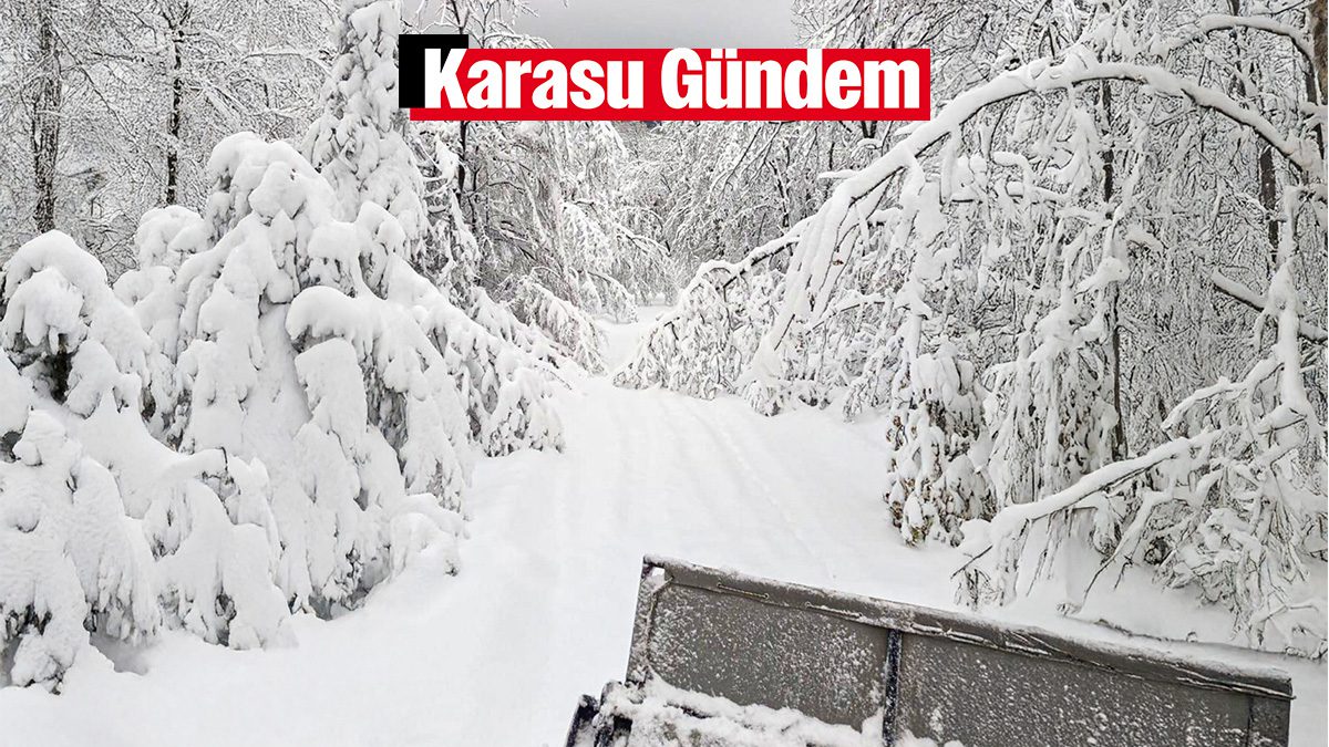 Karasu çevresinde yoğun kar yağışı sonrası Büyükşehir ekiplerinin kapalı grup yollarında yürüttüğü karla mücadele çalışması