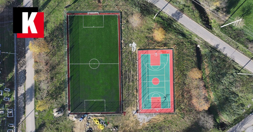 Karasu’da inşa edilen sentetik çim futbol sahası ve çok amaçlı basketbol sahasının üstten görünümü