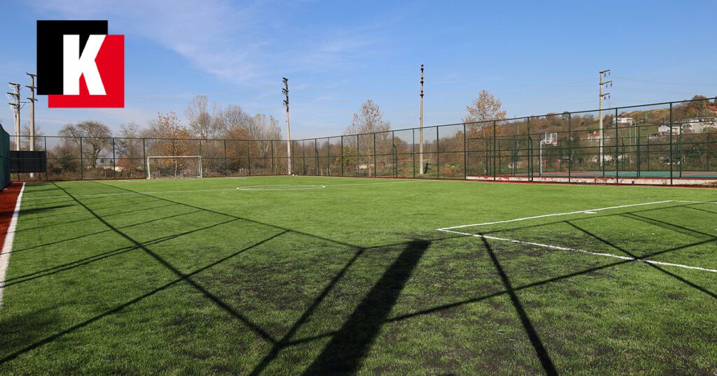 Karasu’da gençlerin kullanımına sunulacak yeni sentetik çim futbol sahasından genel görünüm