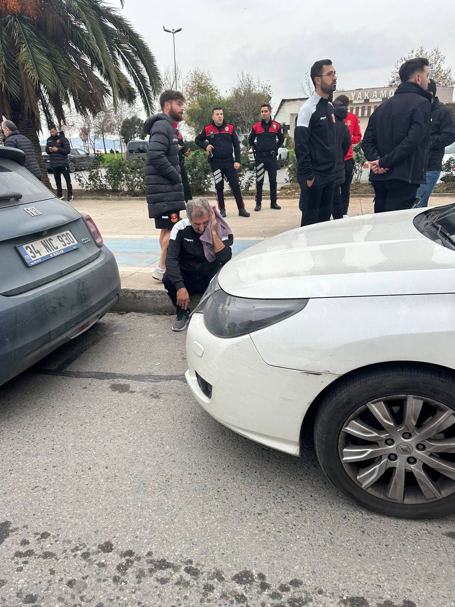 Karasuspor otobüsü taşlı saldırıya uğradı, yaralanan şoföre olay yerinde müdahale edildi – Maltepespor deplasmanı sonrası yaşanan olay.