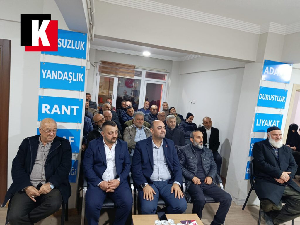 Saadet Partisi Karasu İlçe Divan Toplantısı’na katılan teşkilat mensupları ve partililer