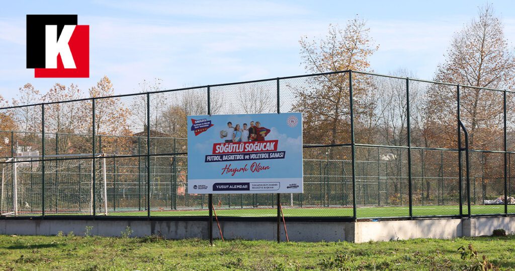 Söğütlü Soğucak Mahallesi’nde tamamlanan futbol, basketbol ve voleybol sahası tabelası