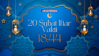 Karasu Gündem 20 Şubat 2026 Cuma günü için Ramazan iftar vakti saatinin 18:44 olduğunu gösteren kandil süslemeli mavi görsel.
