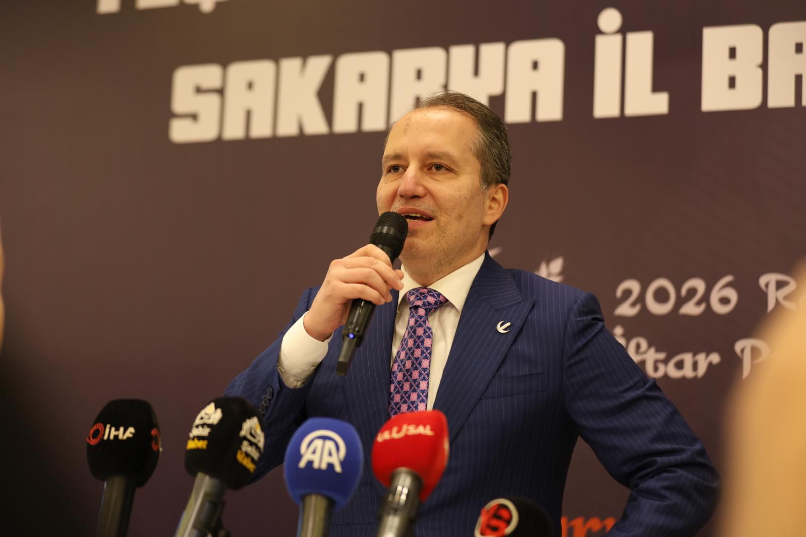 Yeniden Refah Partisi Genel Başkanı Fatih Erbakan'ın Sakarya İl Teşkilatı iftar programındaki konuşması ve protokol katılımı.