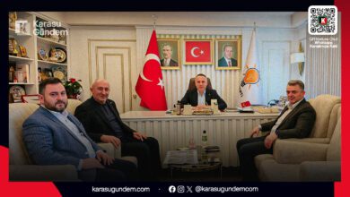 Karasu Belediye Başkanı İshak Sarı ve beraberindeki heyetin, AK Parti Sakarya İl Başkanı Yunus Tever'i makamında ziyaret ettiği an.