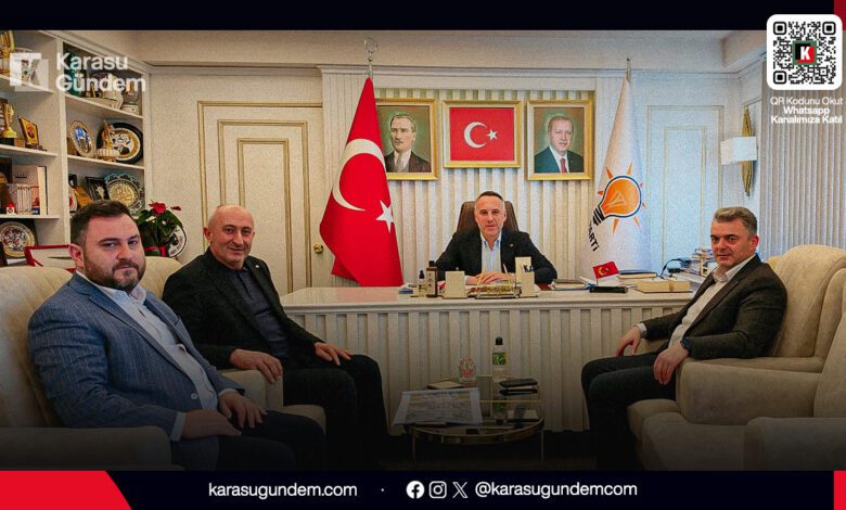 Karasu Belediye Başkanı İshak Sarı ve beraberindeki heyetin, AK Parti Sakarya İl Başkanı Yunus Tever'i makamında ziyaret ettiği an.