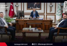 Karasu Belediye Başkanı İshak Sarı ve Başkan Yardımcısı Hüseyin Çakır, DSİ 3. Bölge Müdürü Kağan Şan ile kanal ıslahı ve Çam Dağı Barajı projesini görüşüyor.