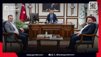 Karasu Belediye Başkanı İshak Sarı ve Başkan Yardımcısı Hüseyin Çakır, DSİ 3. Bölge Müdürü Kağan Şan ile kanal ıslahı ve Çam Dağı Barajı projesini görüşüyor.