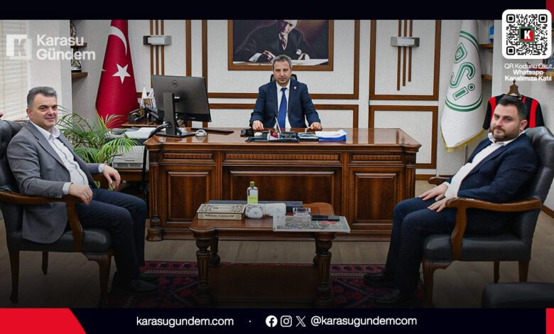 Karasu Belediye Başkanı İshak Sarı ve Başkan Yardımcısı Hüseyin Çakır, DSİ 3. Bölge Müdürü Kağan Şan ile kanal ıslahı ve Çam Dağı Barajı projesini görüşüyor.