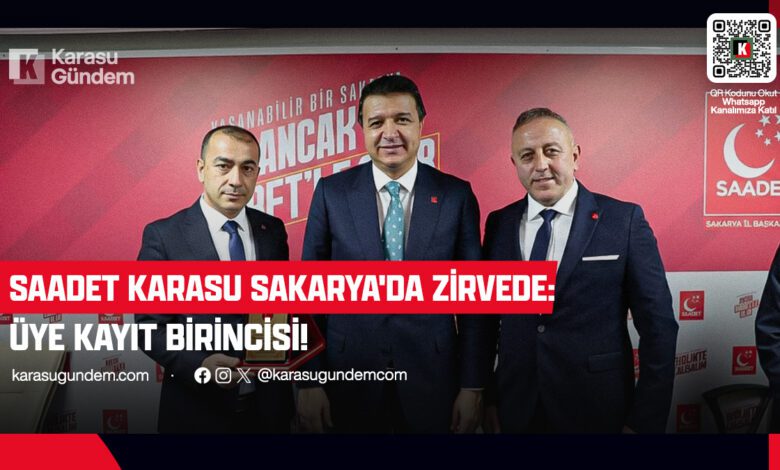 Saadet Partisi Karasu İlçe Başkanı Murat Ali Aksoy, Sakarya üye kayıt birinciliği plaketini Genel Başkan'dan alırken.