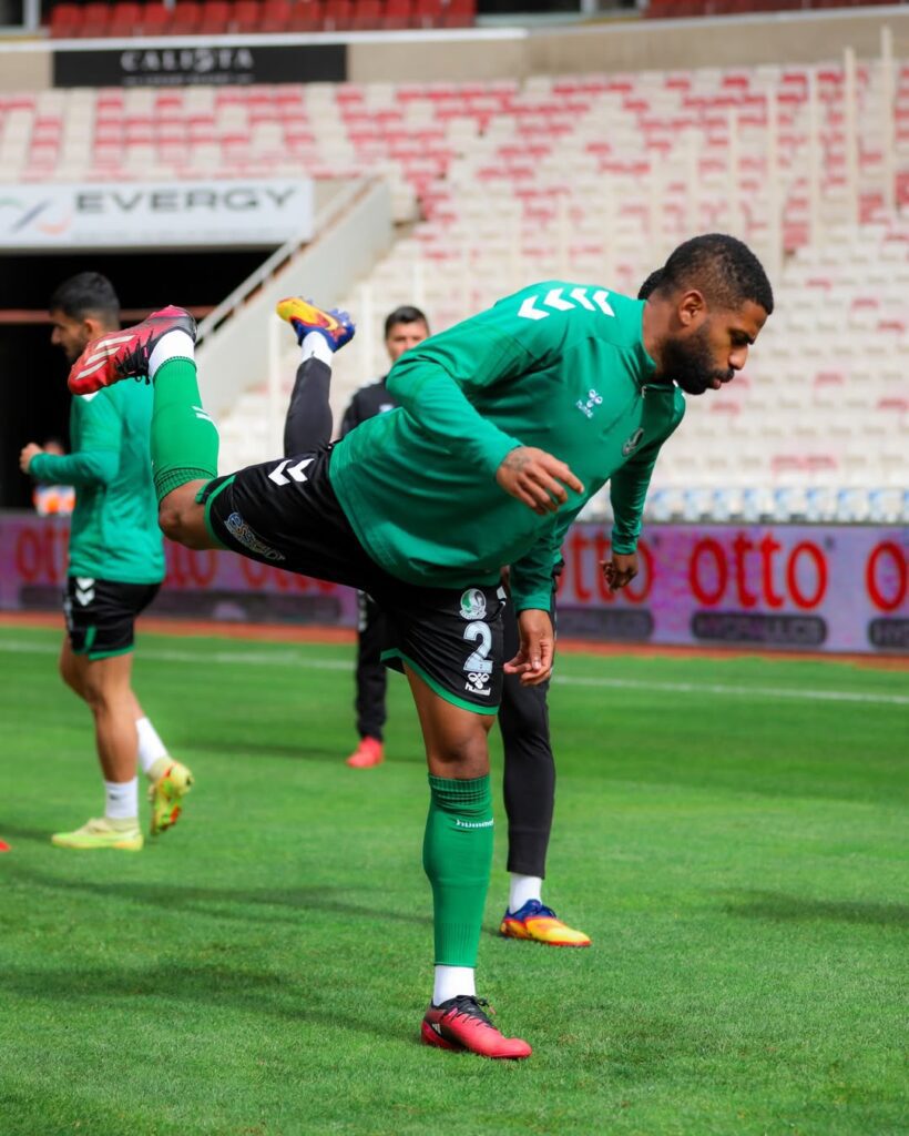 Yeni Sivas 4 Eylül Stadyumu'nda maç saatini bekleyen Sakaryasporlu oyuncuların saha içi fiziksel ısınma hareketleri.