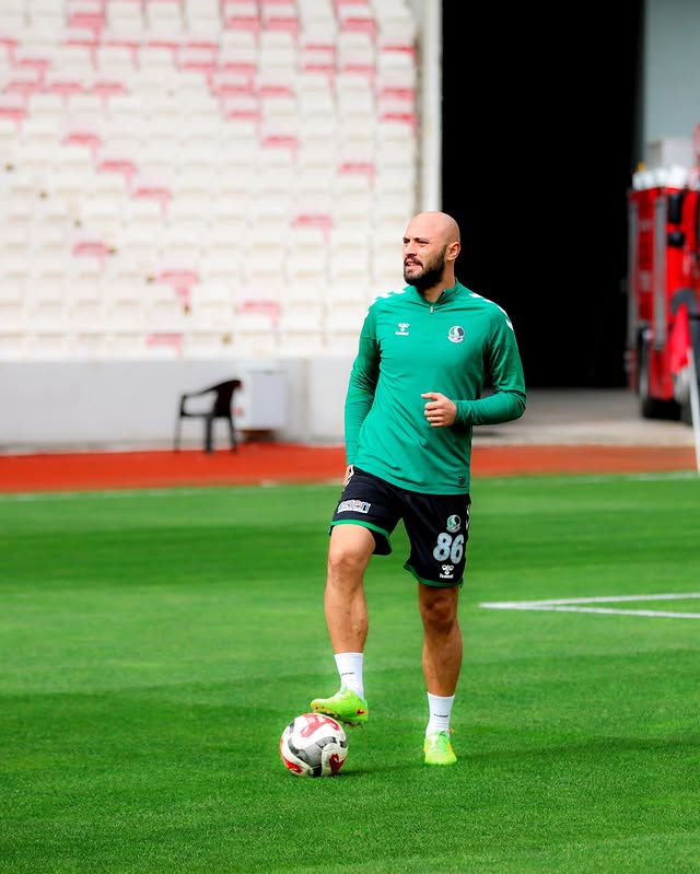 Sivasspor karşısında Sakaryaspor'un tek golünü kaydeden tecrübeli savunma oyuncusu Salih Dursun'un maç öncesi karesi.