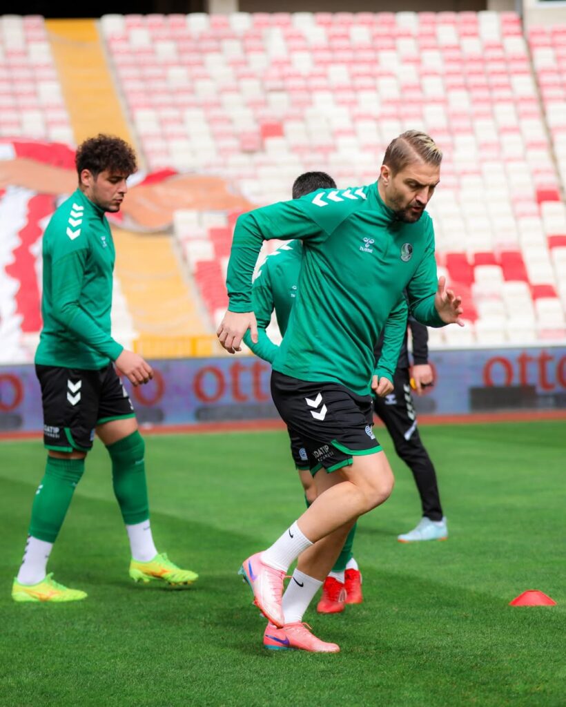Sivasspor deplasmanı öncesi sahaya çıkan Sakaryasporlu futbolcuların maç önü ısınma çalışmaları.