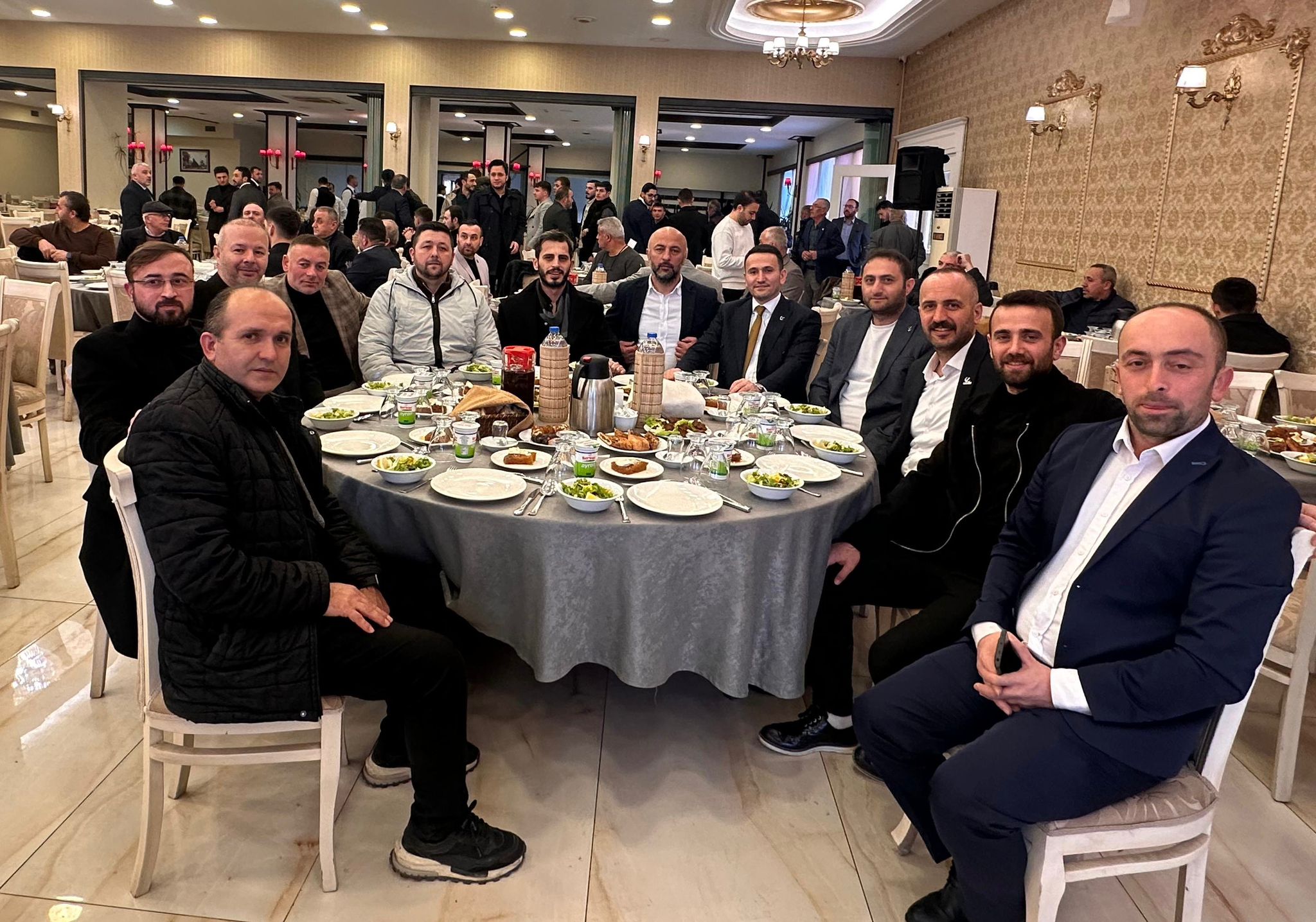 Sakarya'nın tüm ilçelerinden ve Karasu teşkilatından katılım sağlanan Yeniden Refah Partisi geleneksel iftar sofrası ve salon atmosferi.