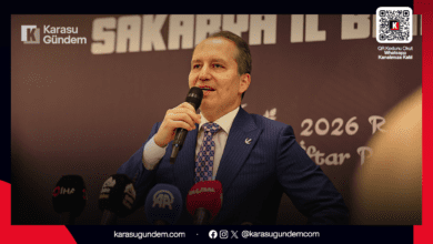 Yeniden Refah Partisi Karasu İlçe Başkanı Hakkı İskender ve teşkilat mensupları, Genel Başkan Fatih Erbakan'ın katıldığı Sakarya iftar programında bir arada.