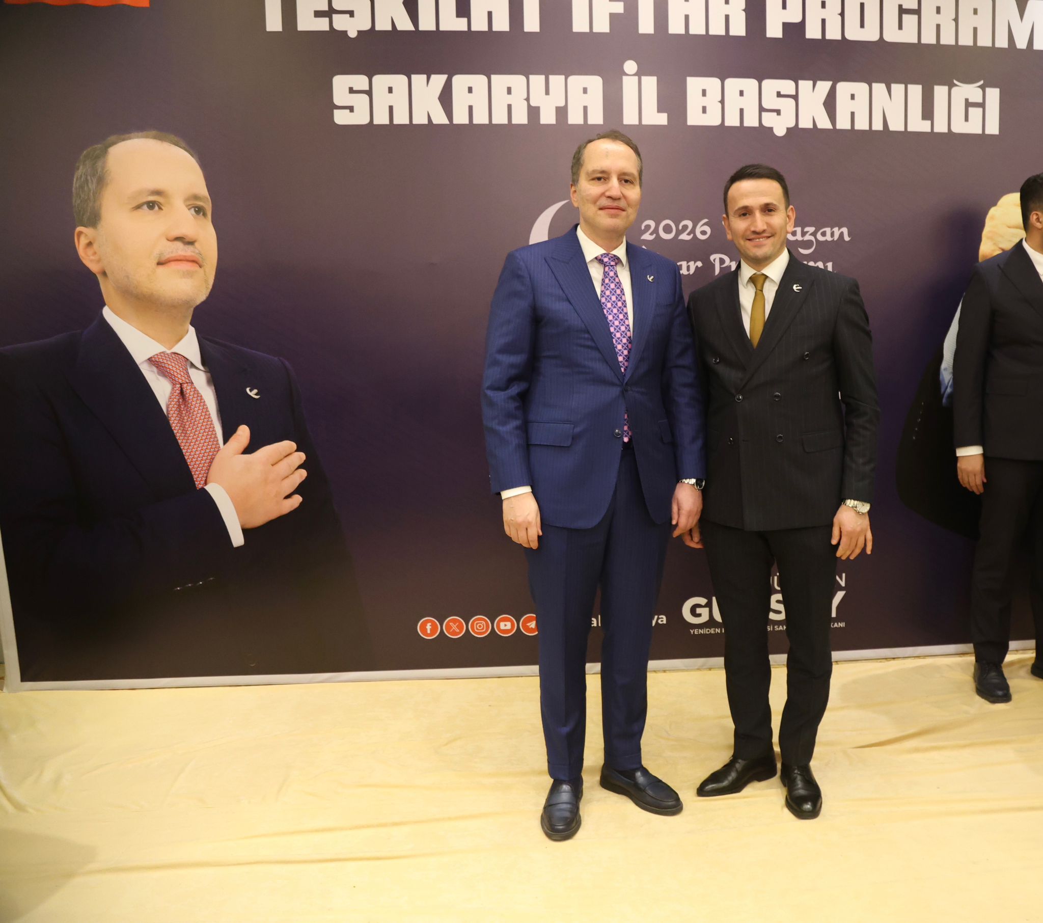 Yeniden Refah Partisi Karasu İlçe Başkanı Hakkı İskender ve Karasu teşkilat mensuplarının iftar programındaki birlik beraberlik pozu.