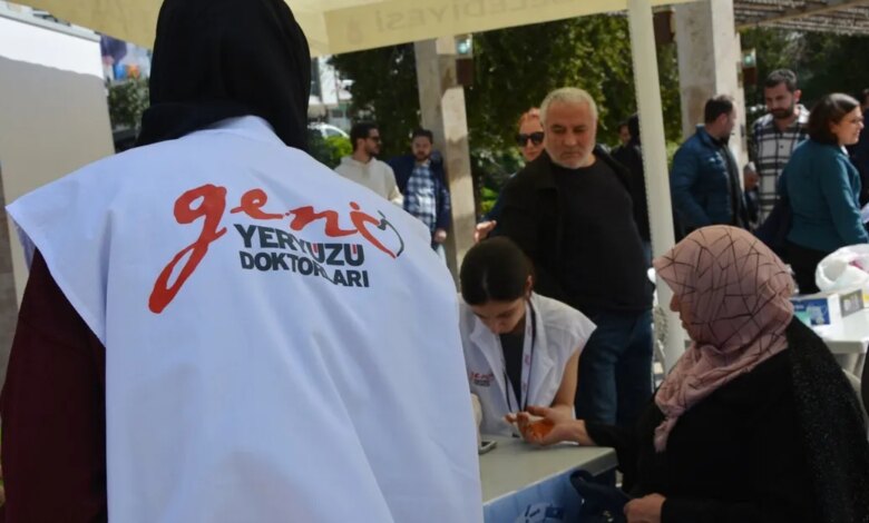 Adapazarı'nda Sokakta Anormal Davranışlar Sergileyen Genç Kim? 4 genc yeryuzu doktorlari sokakta saglik taramasi yapti 1710593340518