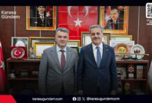 Sakarya Büyükşehir Belediye Başkanı Yusuf Alemdar'ın Karasu Belediye Başkanı İshak Sarı'yı makamında ziyaret ettiği an.