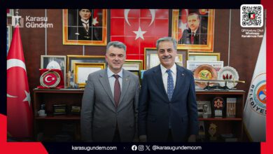 Sakarya Büyükşehir Belediye Başkanı Yusuf Alemdar'ın Karasu Belediye Başkanı İshak Sarı'yı makamında ziyaret ettiği an.