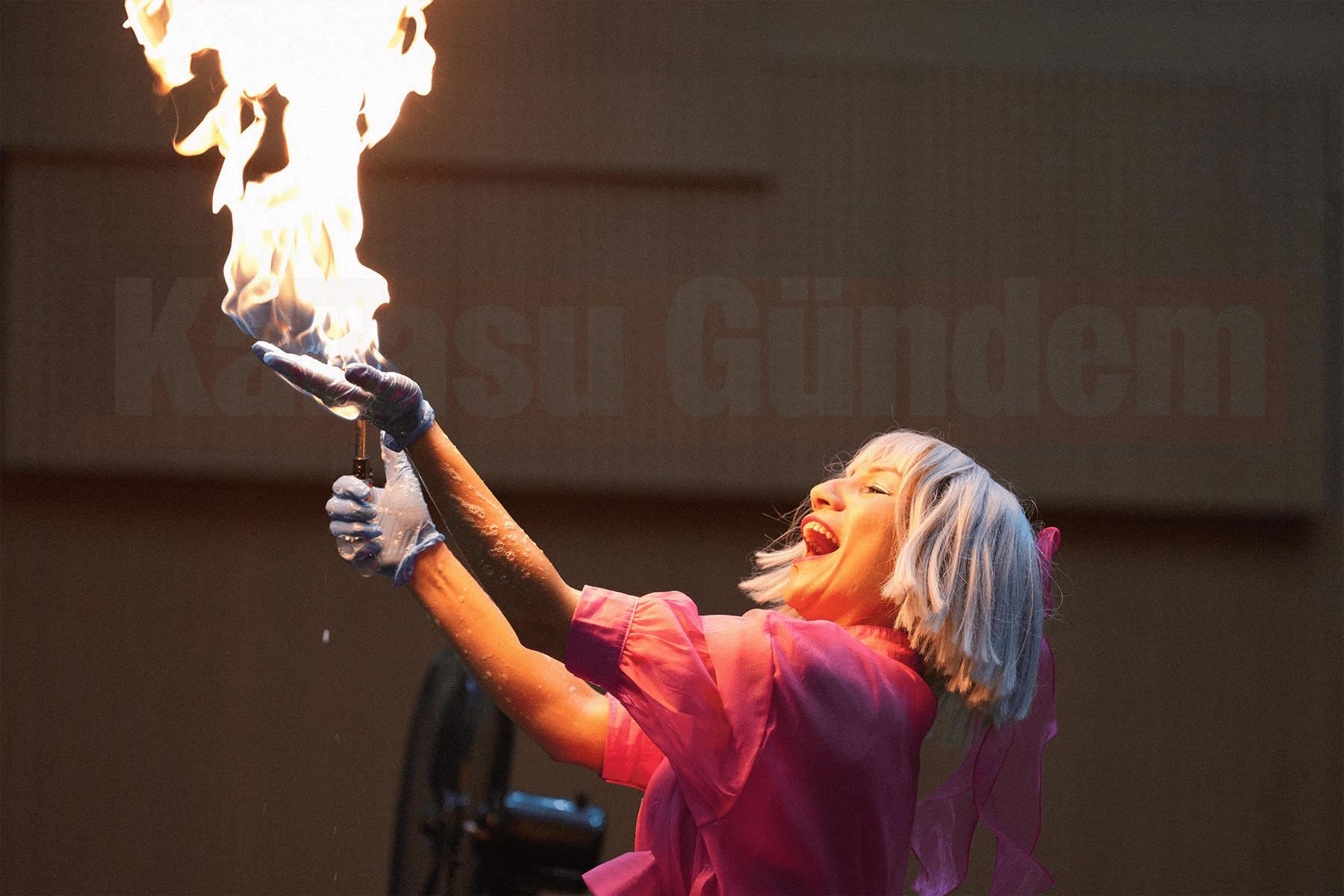 Karasu Sosyal Gelişim Merkezi'nde düzenlenen Ramazan programında nefes kesen ateşbaz gösterisi.