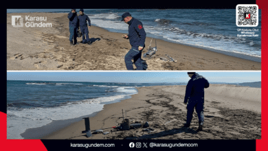 Sakarya Karasu sahilinde karaya vuran parçalanmış İHA (İnsansız Hava Aracı) ve olay yerinde alınan güvenlik önlemleri.