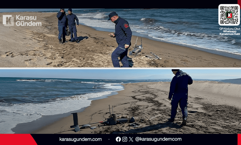 Sakarya Karasu sahilinde karaya vuran parçalanmış İHA (İnsansız Hava Aracı) ve olay yerinde alınan güvenlik önlemleri.
