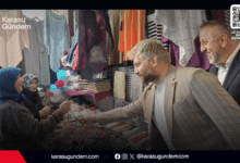 İlçe Başkanı Murat Ali Aksoy ve Kadın Kolları üyeleri, halk pazarındaki kadın esnaflara 8 Mart Kadınlar Günü dolayısıyla karanfil dağıtırken.