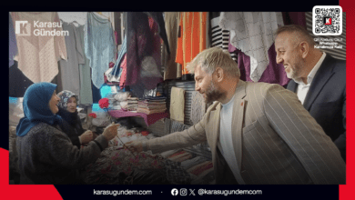 İlçe Başkanı Murat Ali Aksoy ve Kadın Kolları üyeleri, halk pazarındaki kadın esnaflara 8 Mart Kadınlar Günü dolayısıyla karanfil dağıtırken.