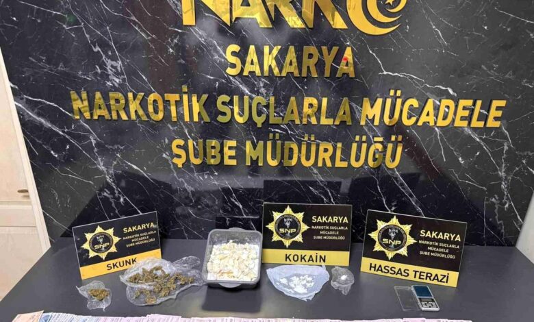 Sakarya'da Kokain Operasyonu: Tutuklanan Şüpheli ve Ele Geçirilenler 4 sakarya da 1 kilo kokain ele gecirildi 1 tutu 18914453 amp