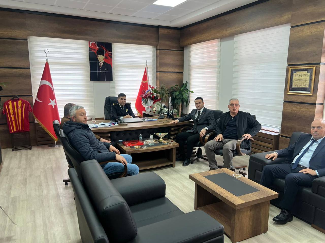 Yeniden Refah, Karasu’da Polis Haftası Kutlamaları: Emniyet Teşkilatına Ziyaret ve Teşekkür